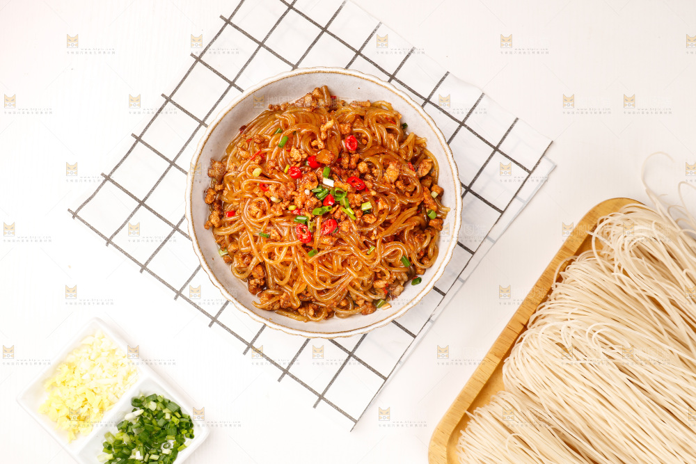 格子布上的一盘肉末粉条