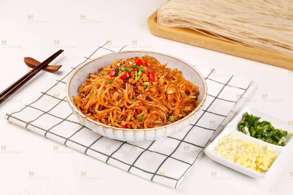 格子布上的一盘肉末粉条