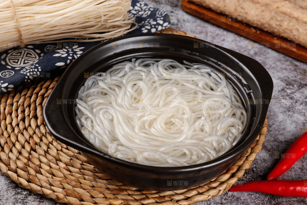 碗里泡着的葛根粉条