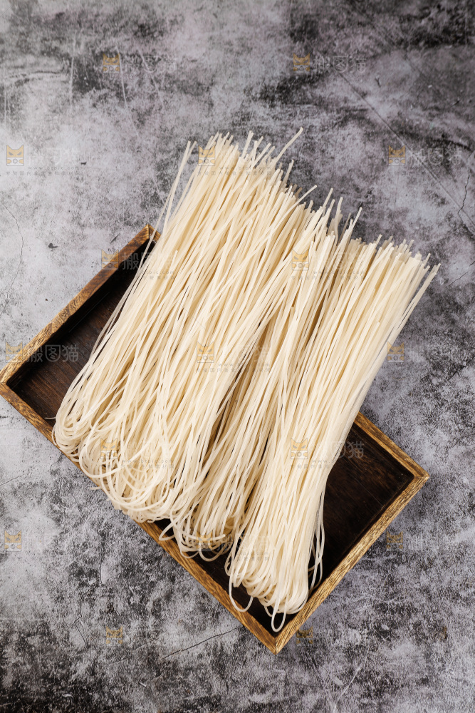 木盘里的野生葛根粉条