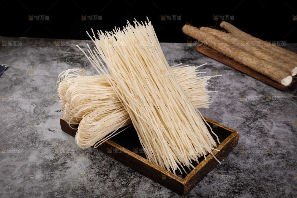 木盘里的野生葛根粉条