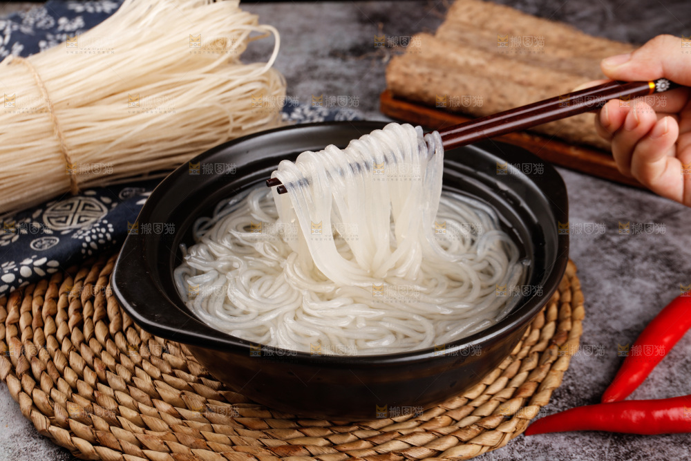 筷子上夹着泡发的葛根粉条