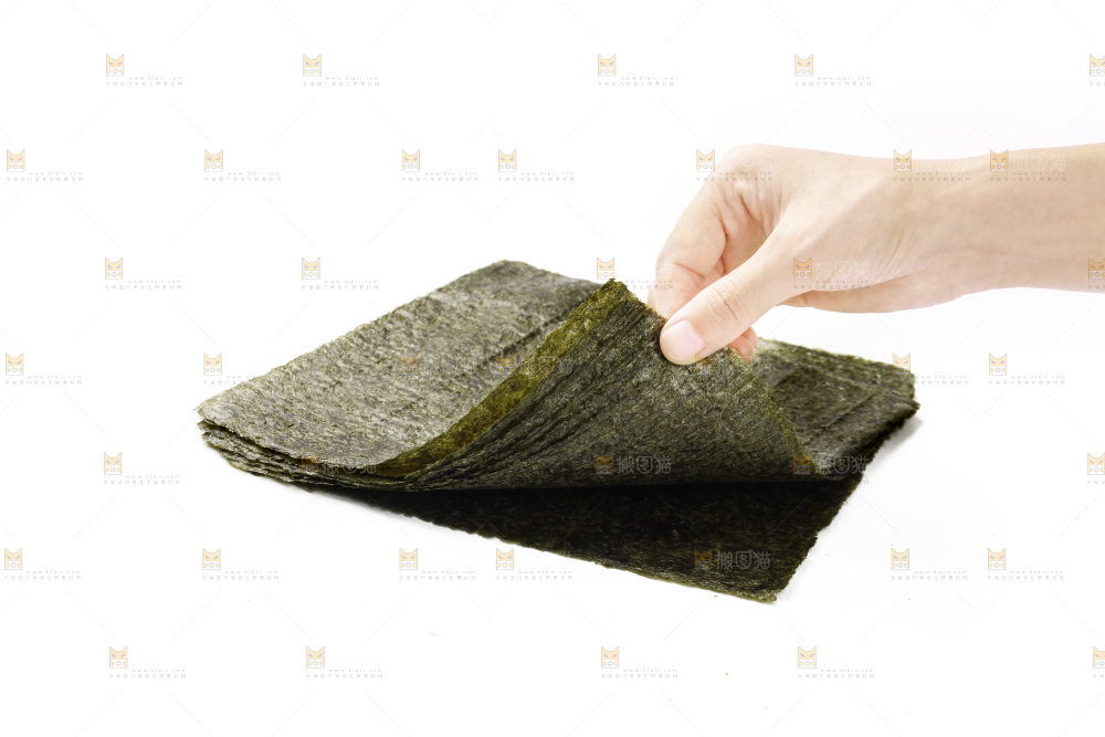 手里拿着海苔片