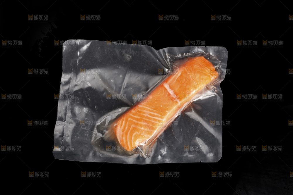 黑底上放着的一袋三文鱼