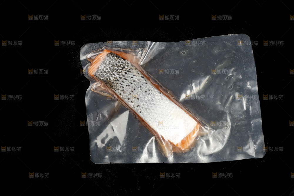 黑底上放着的一袋三文鱼