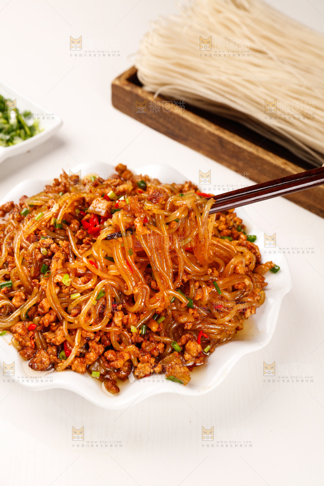 筷子上夹着肉末炒粉条