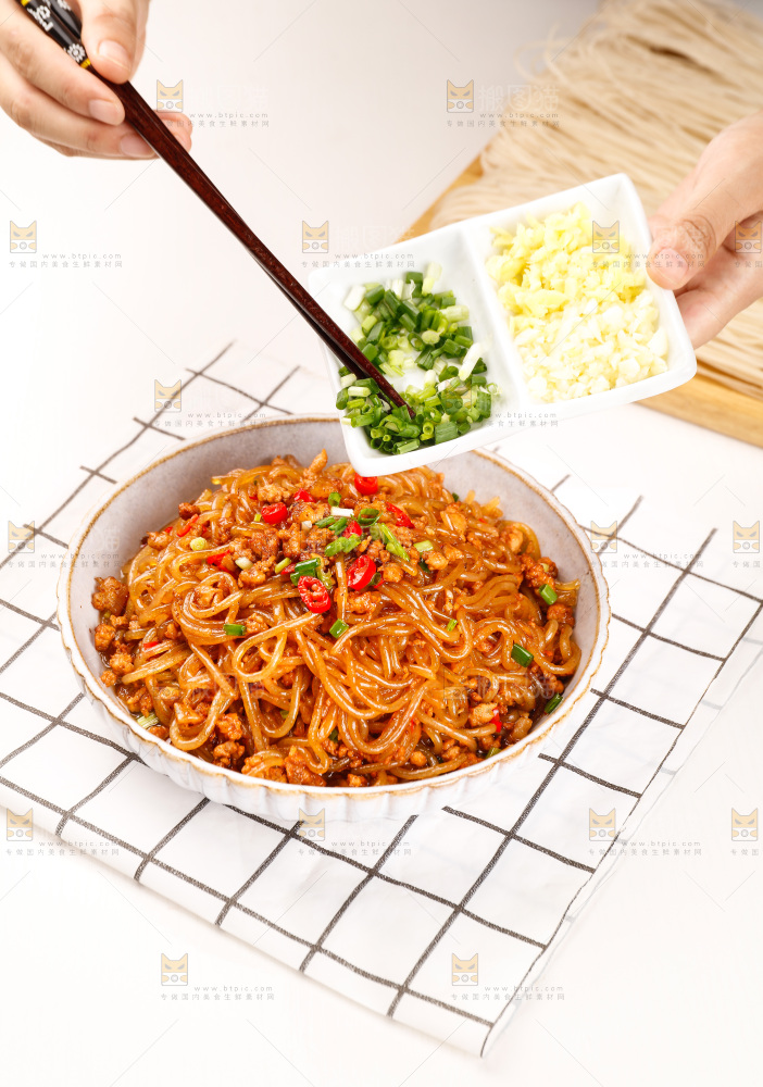 格子布上的一盘肉末粉条