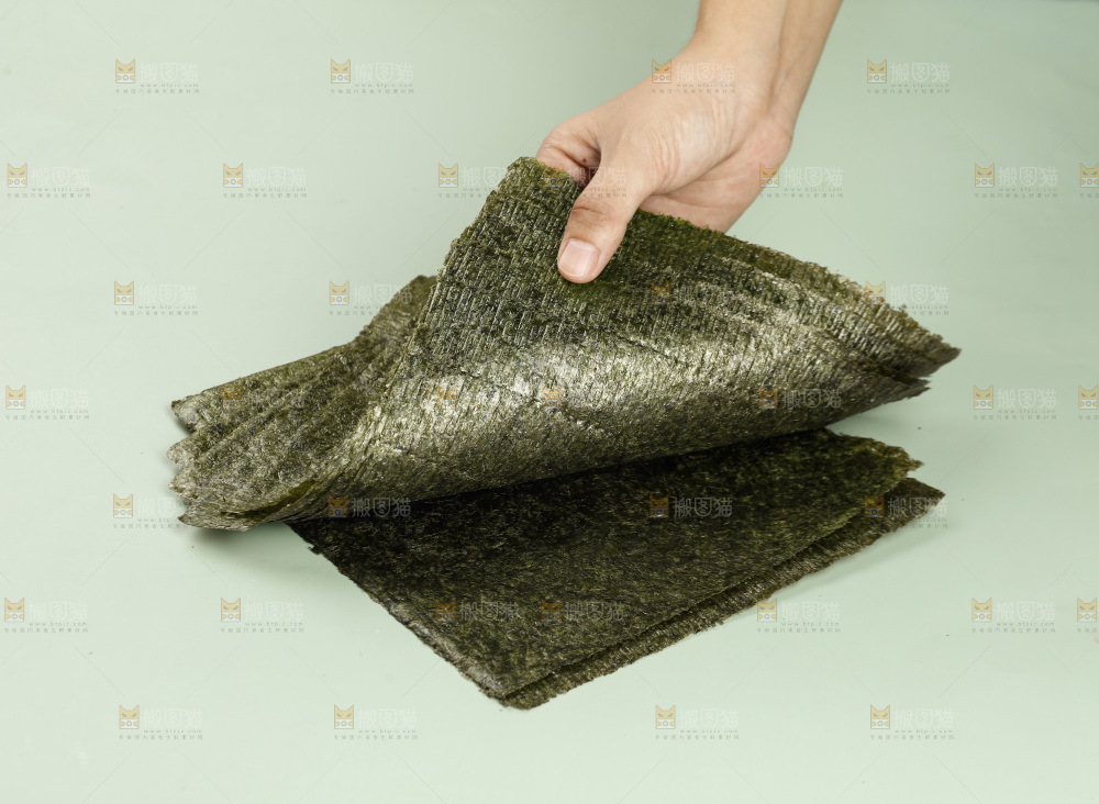 手里拿着海苔片