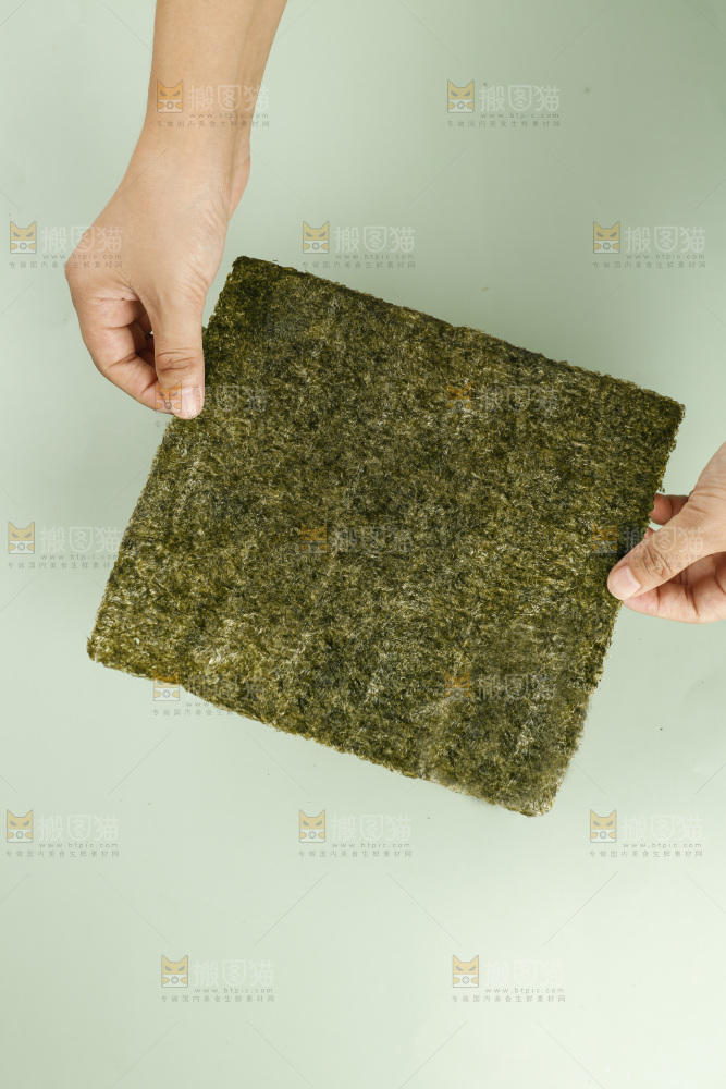 手里拿着海苔片