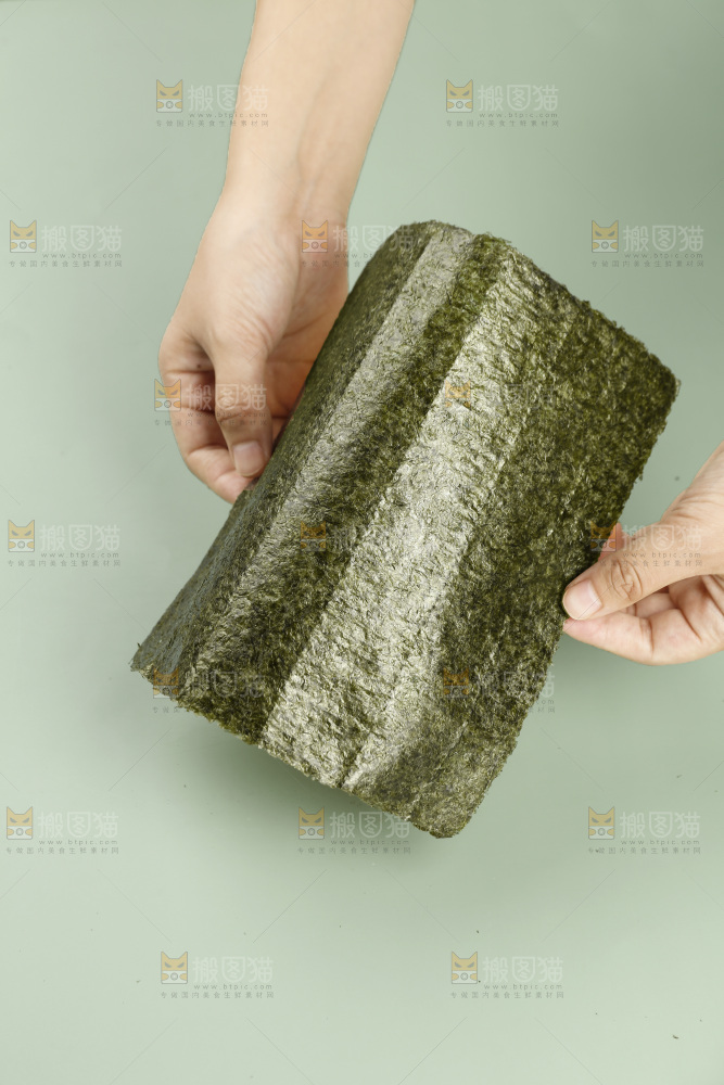 手里拿着海苔片