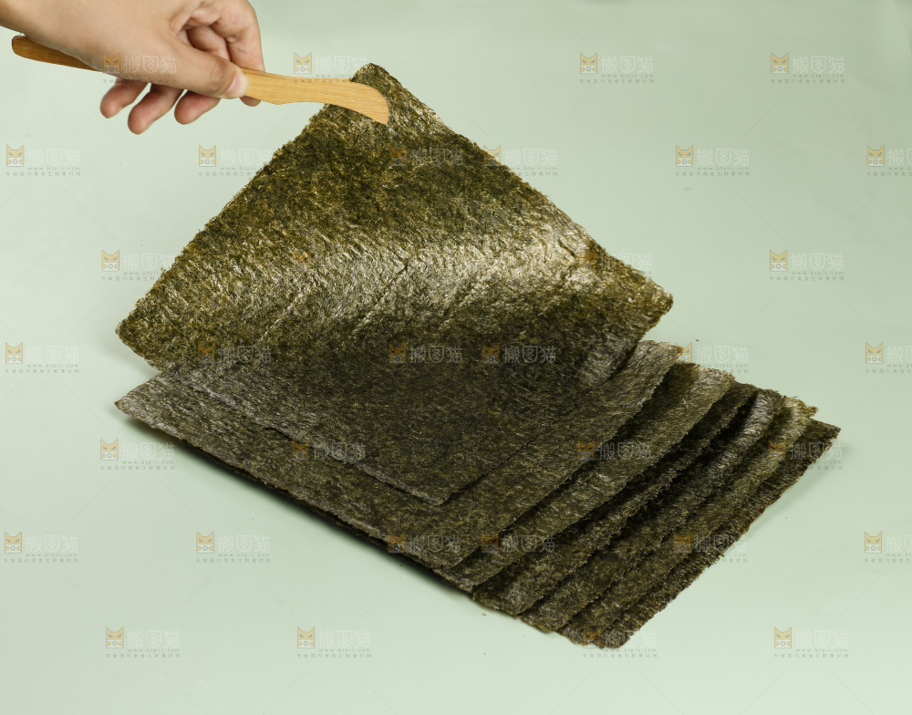 夹子夹着寿司海苔片