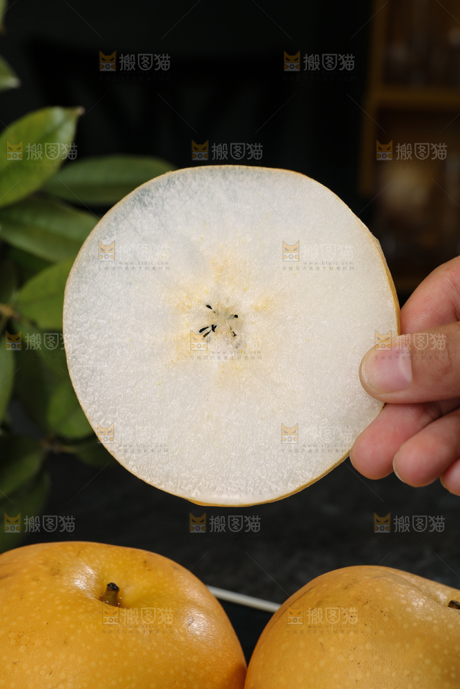 手里拿着切片的秋月梨