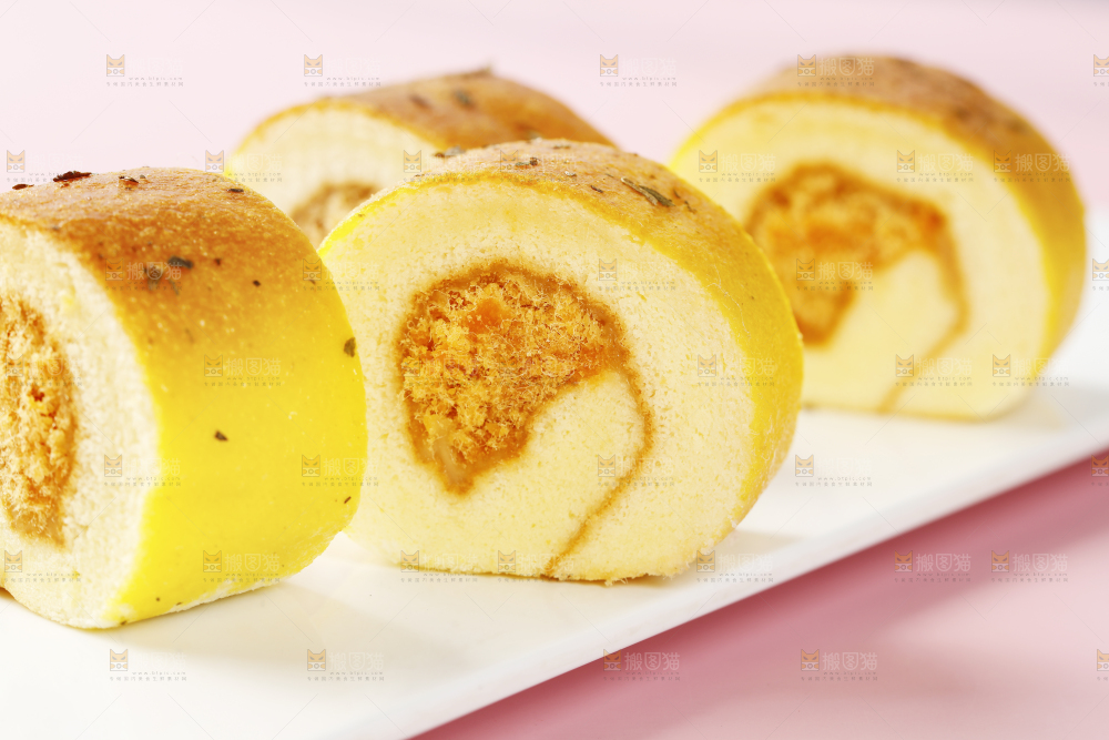 盘子上的肉松蛋糕卷