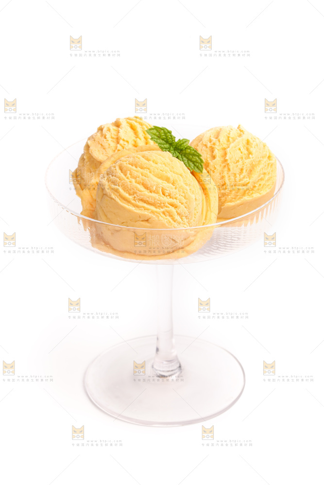 玻璃杯里的冰淇淋球