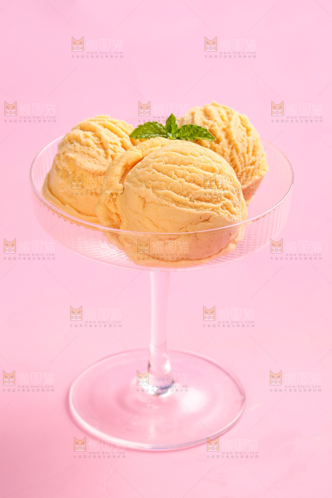 玻璃杯里的冰淇淋球