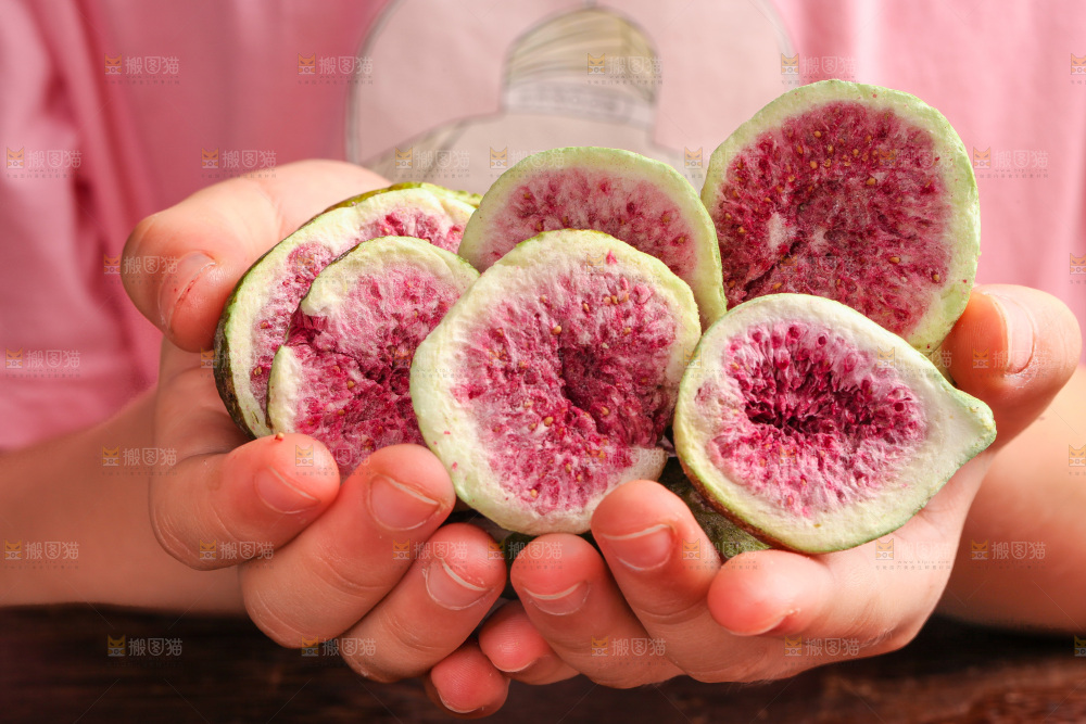 手里捧着无花果干