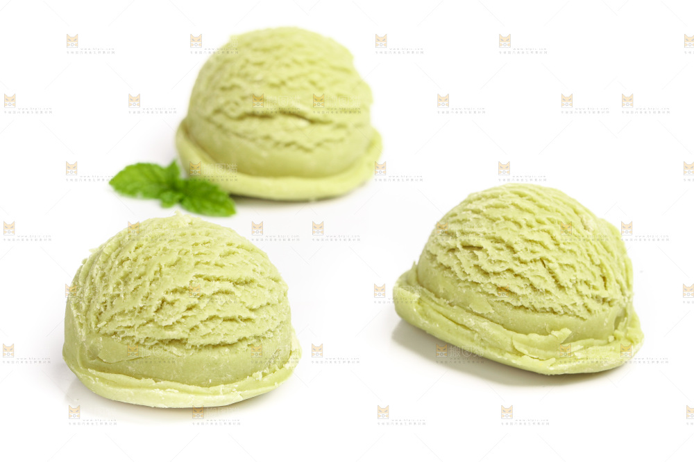 白底上放着的酸奶冰淇淋