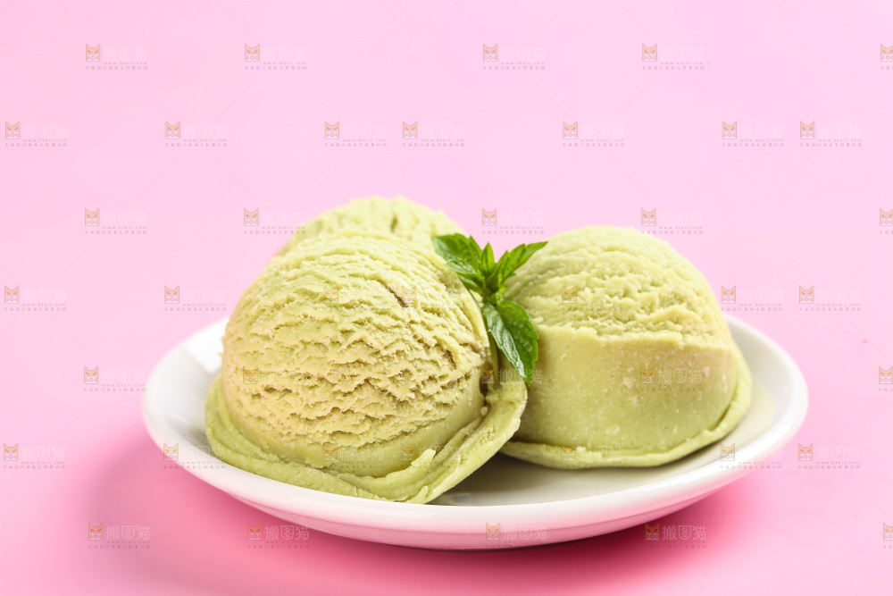 盘子里的酸奶冰淇淋