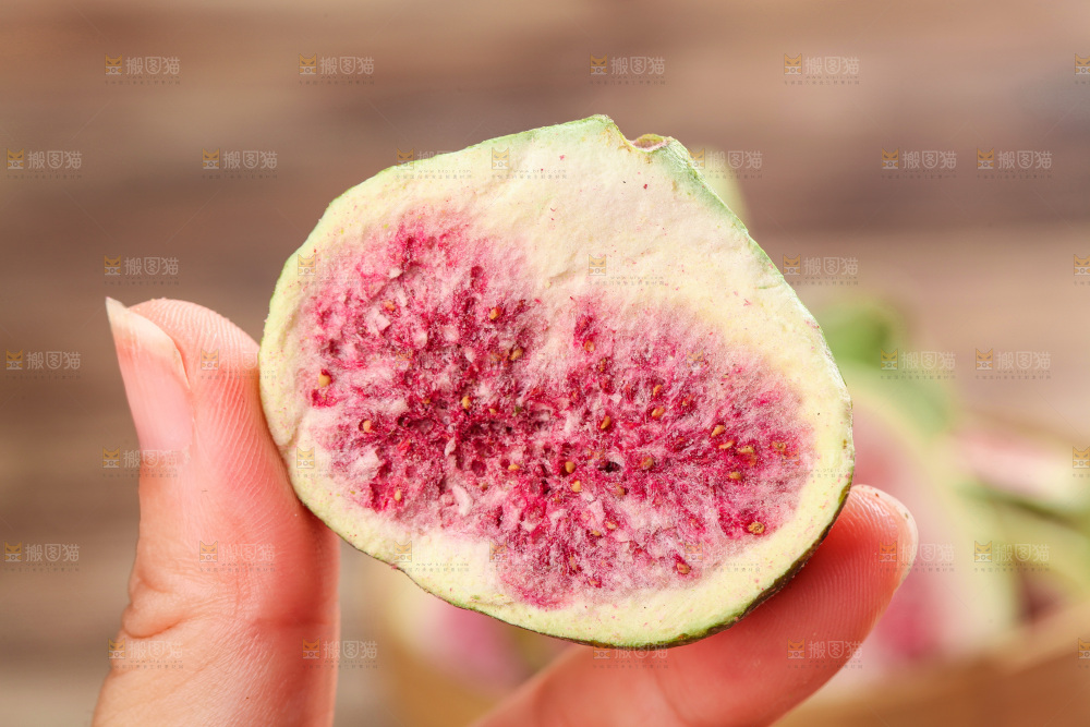 手里拿着无花果干