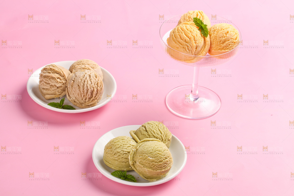 玻璃杯里的冰淇淋球