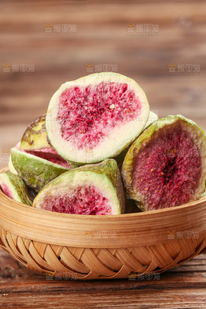 木底上的一篮无花果冻干