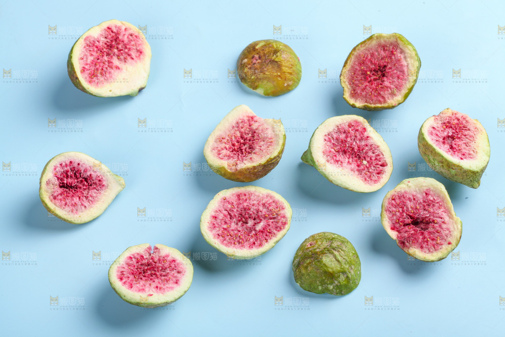 浅底上摆放的无花果冻干