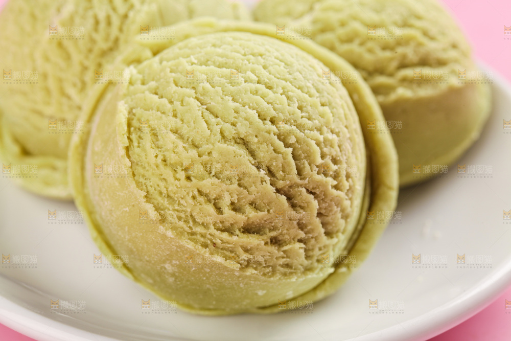 盘子里的抹茶冰淇淋