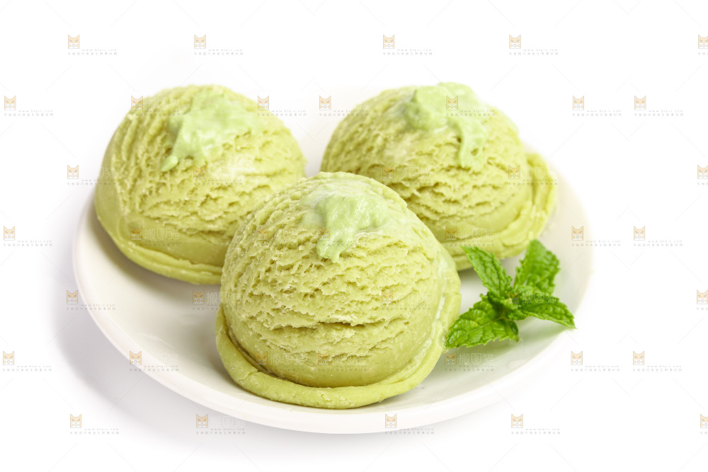 白底上放着一盘冰淇淋