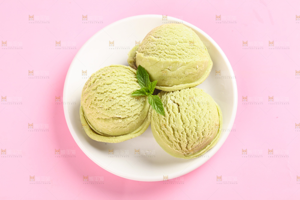 盘子里的酸奶冰淇淋