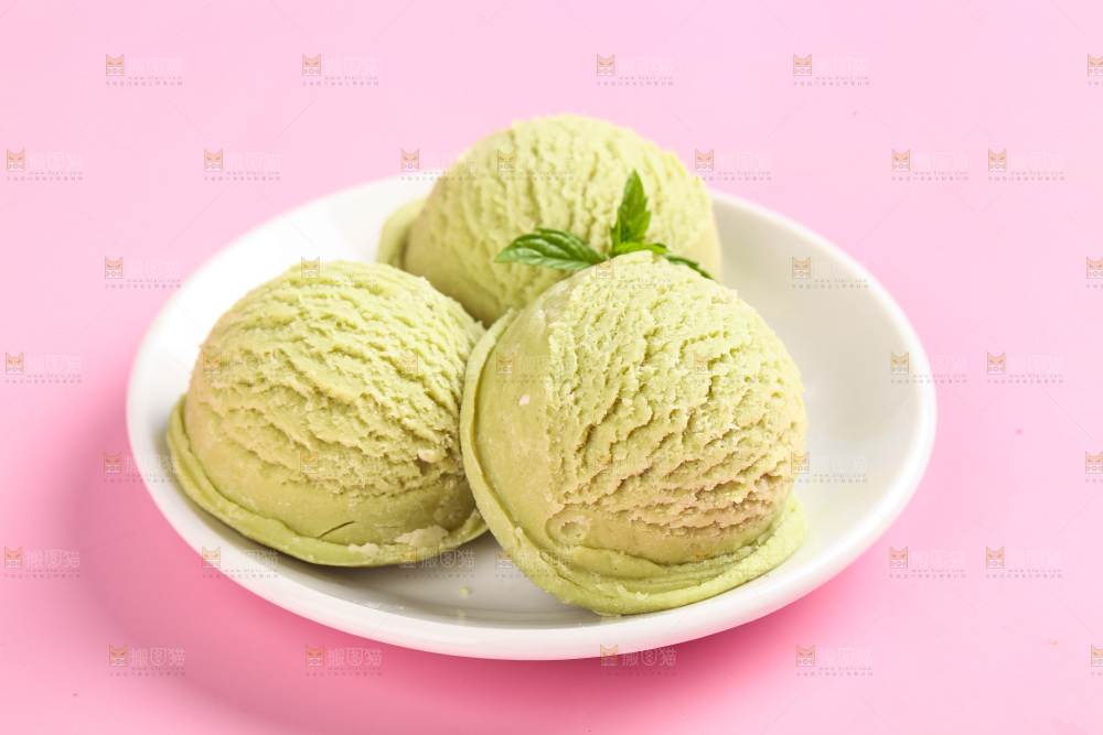 盘子里的酸奶冰淇淋