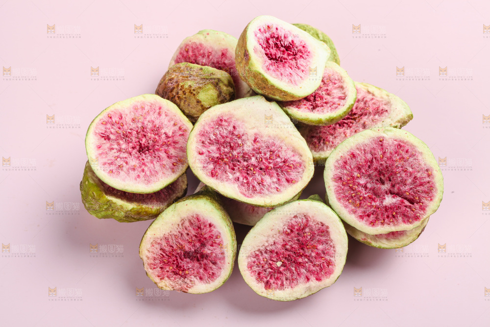浅底上堆放的新疆无花果干