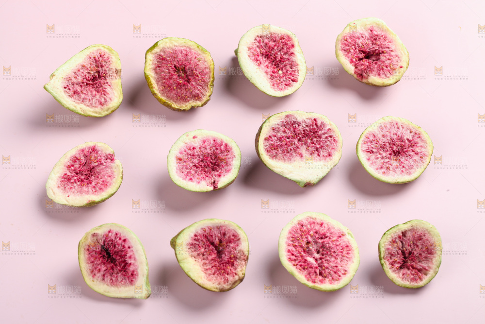 浅底上摆放着新疆无花果干