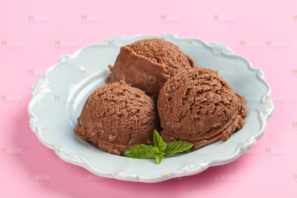 盘子里的奶油冰淇淋