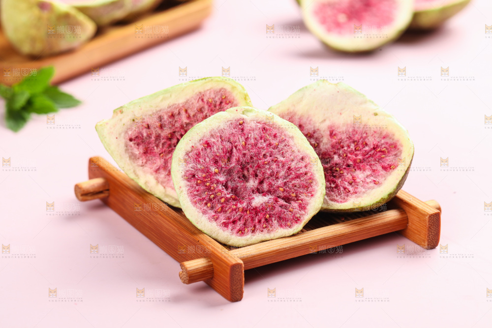 木盘里的冻干无花果