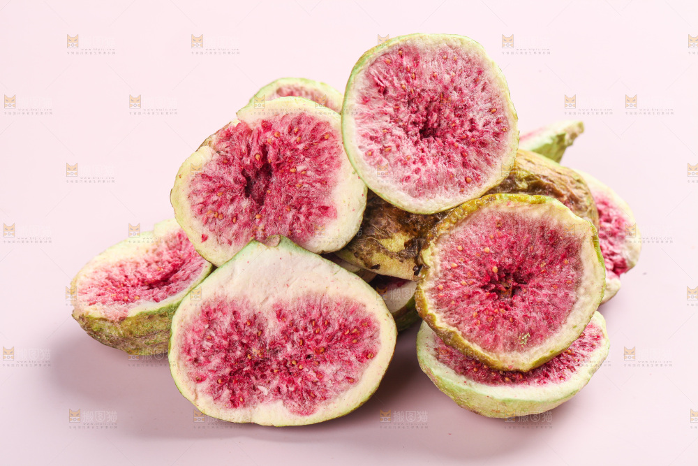 浅底上堆放的新疆无花果干