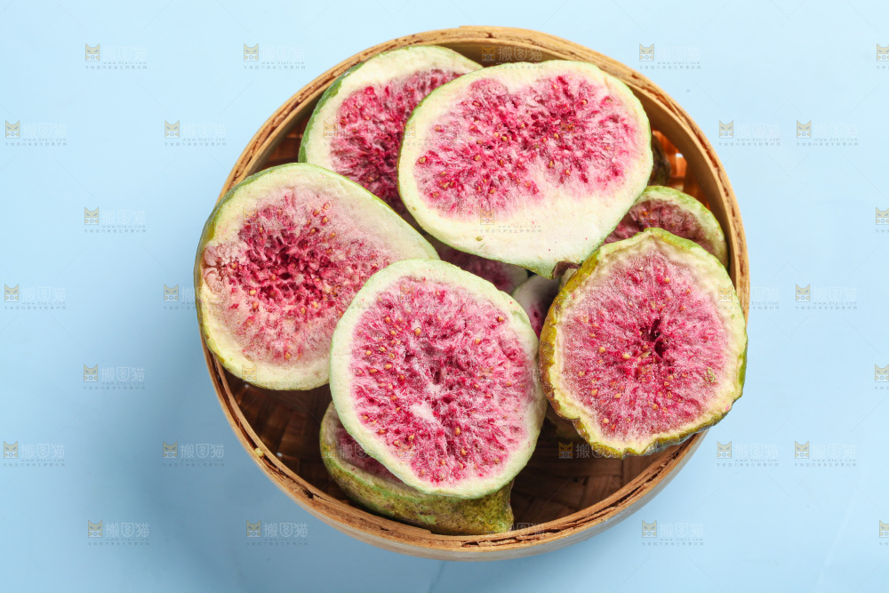 浅底上的一篮无花果冻干