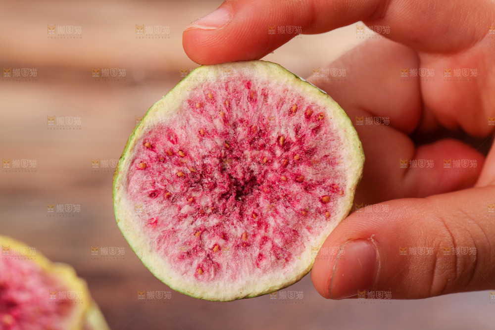 手里拿着无花果冻干