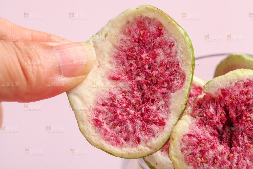 手里拿着新疆无花果干
