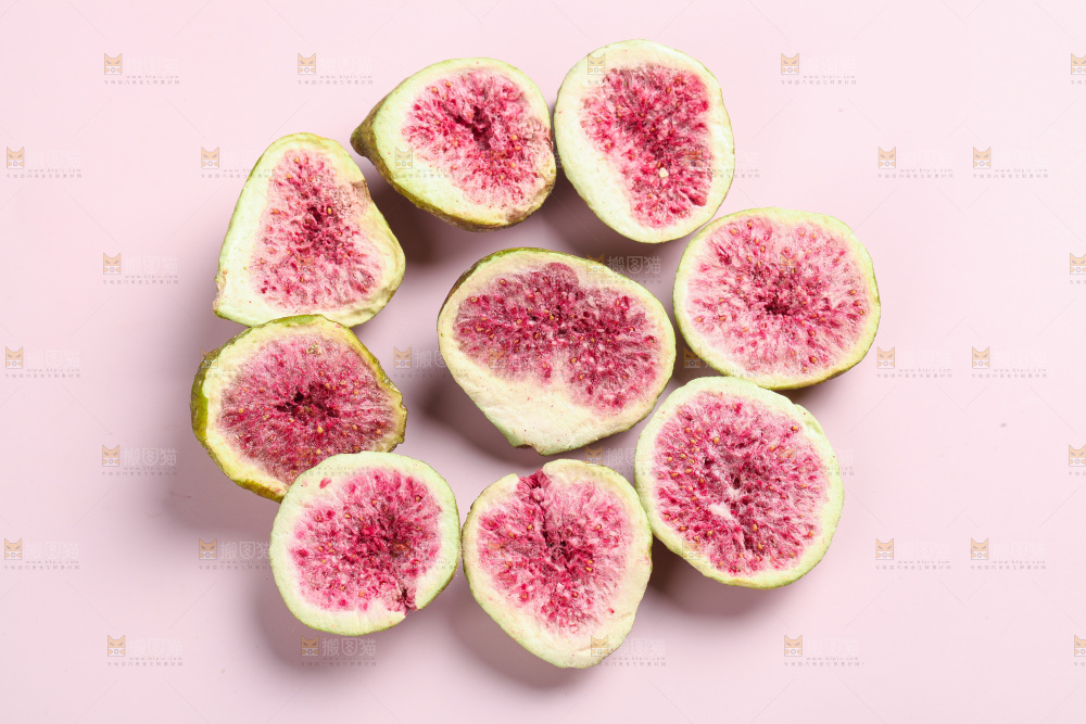 浅底上摆放着新疆无花果干