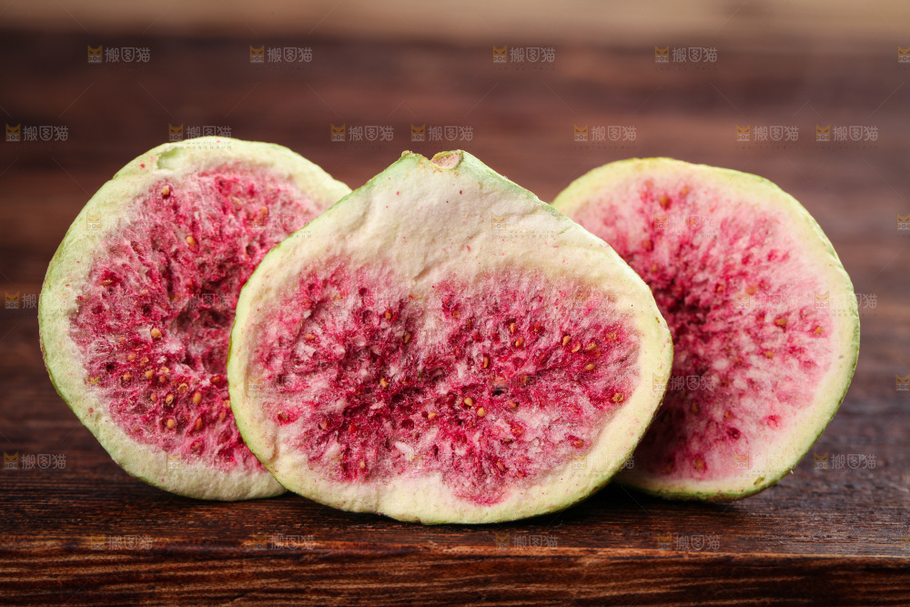 木底上放着无花果冻干