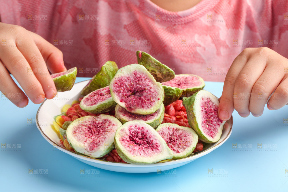 手里拿着无花果干