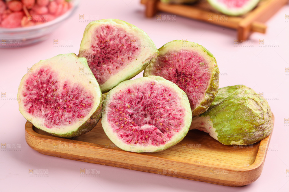 木盘里的冻干无花果