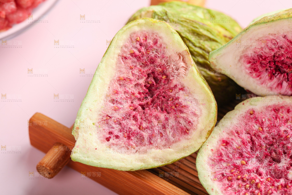 木盘里的冻干无花果