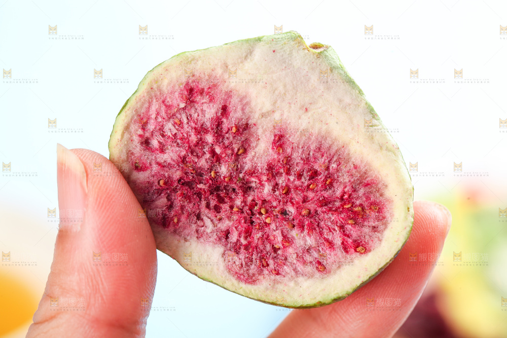 手里拿着无花果干