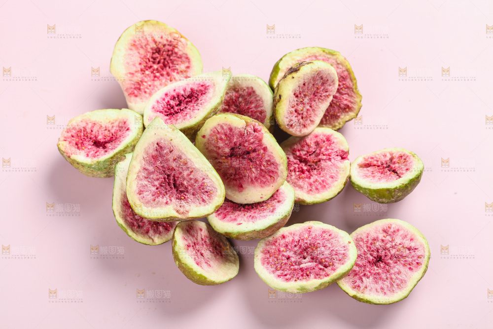 浅底上堆放的新疆无花果干