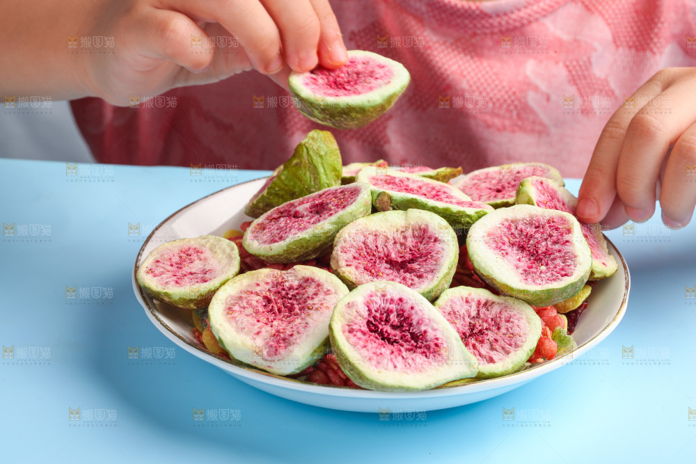 手里拿着无花果干