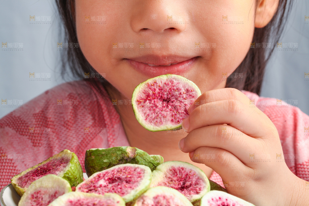 女孩手里拿着无花果冻干