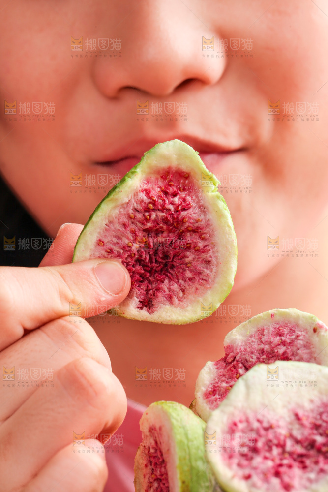 女孩手里拿着无花果干