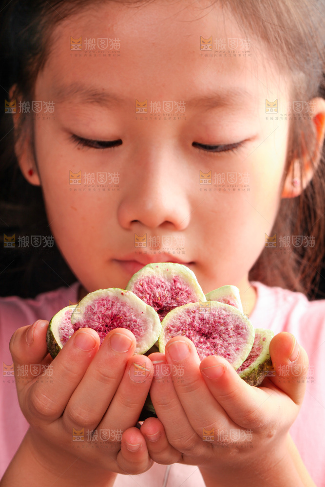 女孩手里捧着无花果干