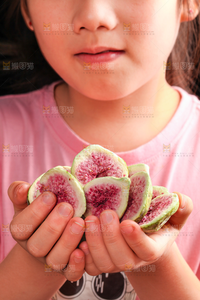 女孩手里捧着无花果干
